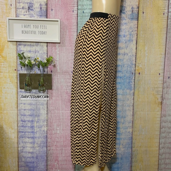 High Waisted Chevron Open Leg Slit Maxi Skirt - Picture 5 of 7